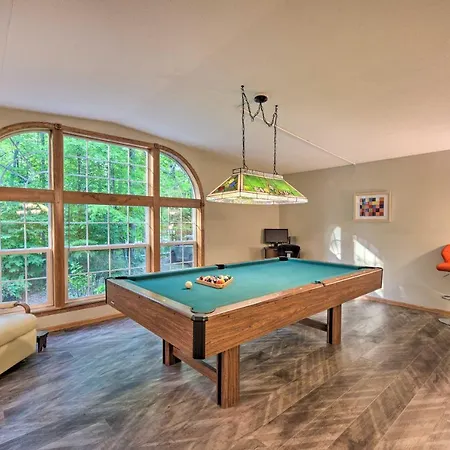Tranquil Cabin Getaway Near Red Cedar Lake!